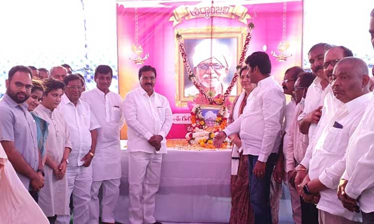 మంత్రి సత్యవతి రాథోడ్‌ను పరామర్శించిన నిరంజన్‌రెడ్డి