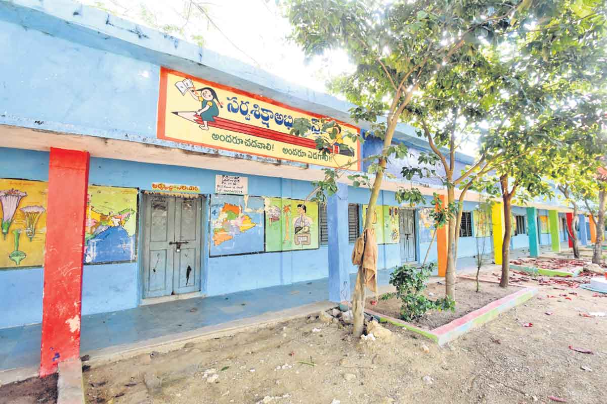 పది లక్షలిస్తే బడికి మీ పేరు