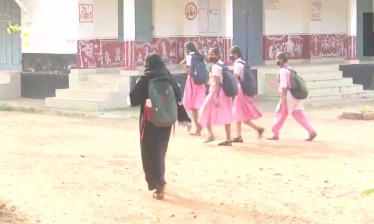 Hijab row | కర్ణాటకలో తెరచుకున్న పాఠశాలలు