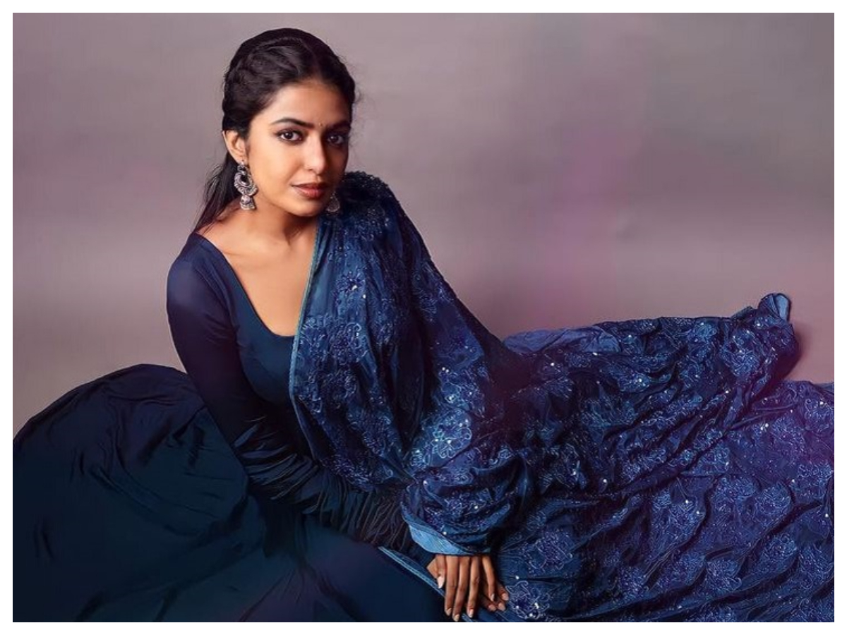 Shivani Rajashekar | బ్లూ కలర్ డ్రెస్‌లో అద్భుతంగా శివాని రాజశేఖర్..