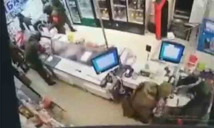 Watch: రష్యా సైన్యం దురాగతం… ఉక్రెయిన్‌లో ఒక షాపు లూటీ