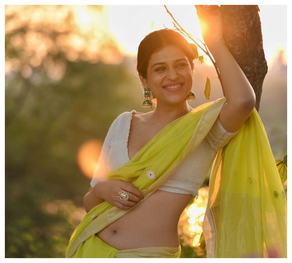 Shraddha Das | పసుపురంగు చీరలో శ్రద్ధా దాస్ హొయలు..