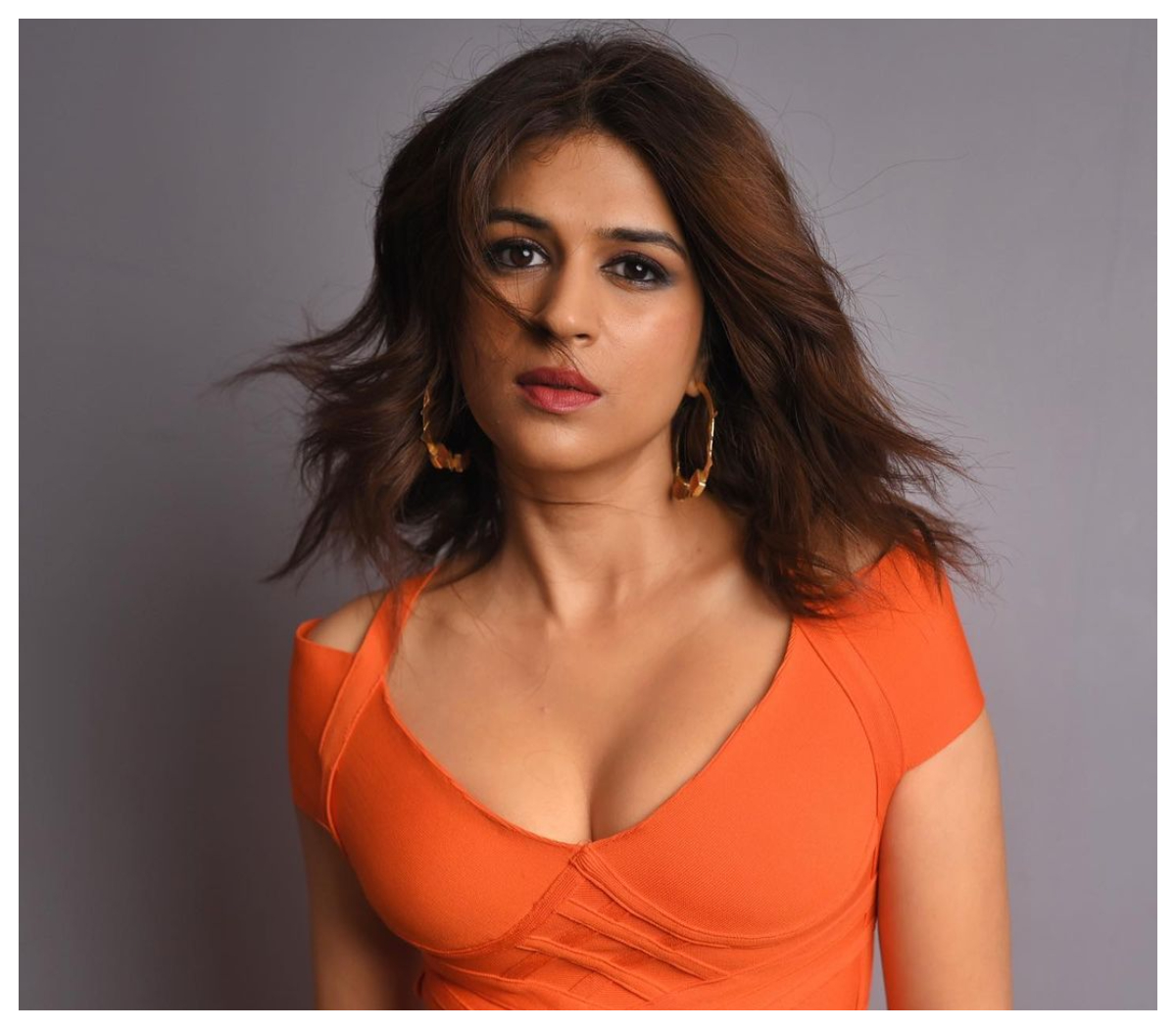 Shraddha Das | ఆరెంజ్ డ్రెస్‌లో శ్రద్ధా దాస్ నయా లుక్.. ఫొటోలు వైరల్