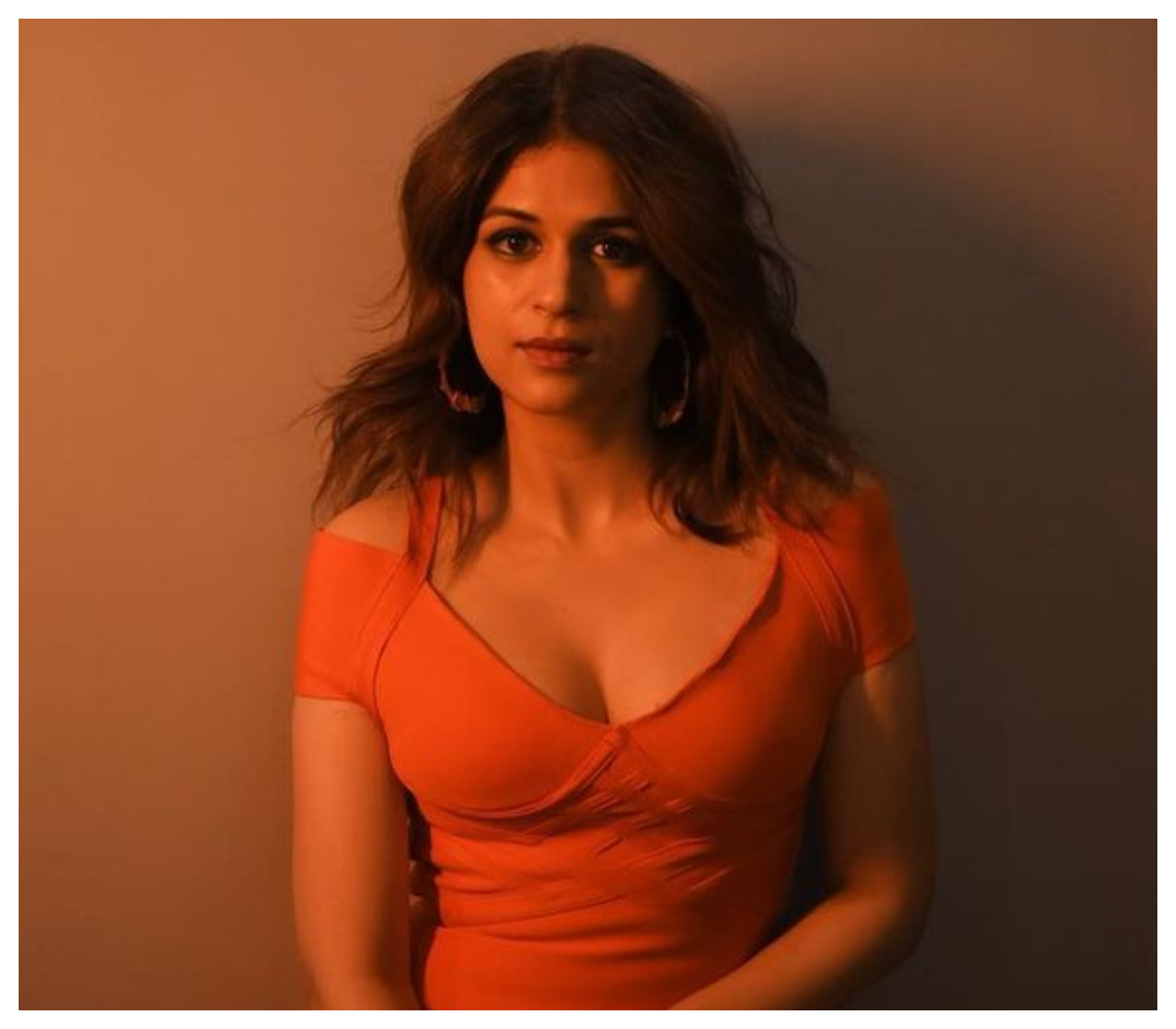 Shraddha Das | ఆరెంజ్ డ్రెస్‌లో వయ్యారాలు ఒలకబోసిన శ్రద్ధా దాస్..