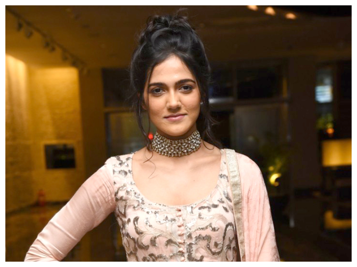 Simran Choudhary | చిరునవ్వుతో మెస్మరైజ్ చేస్తున్న సిమ్ర‌న్ చౌద‌రి..