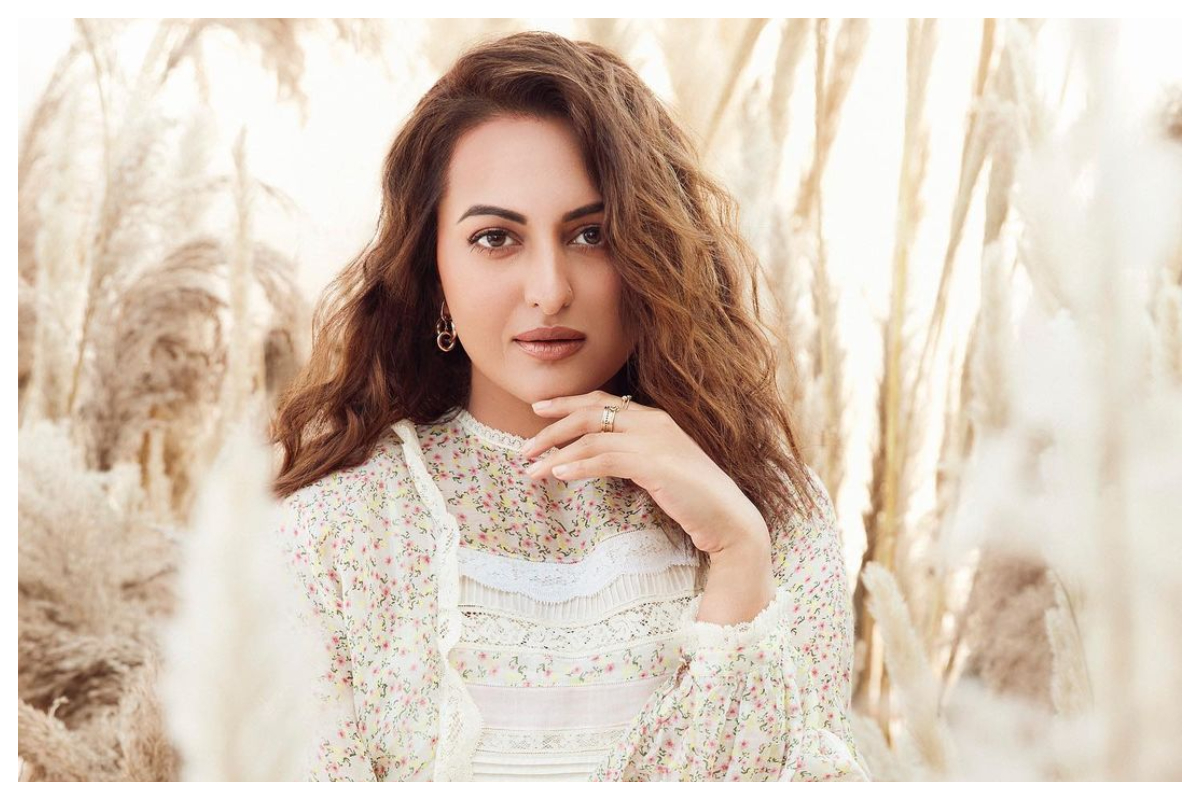 Sonakshi Sinha | చూపులతో గాలం వేస్తున్న సోనాక్షి సిన్హా..