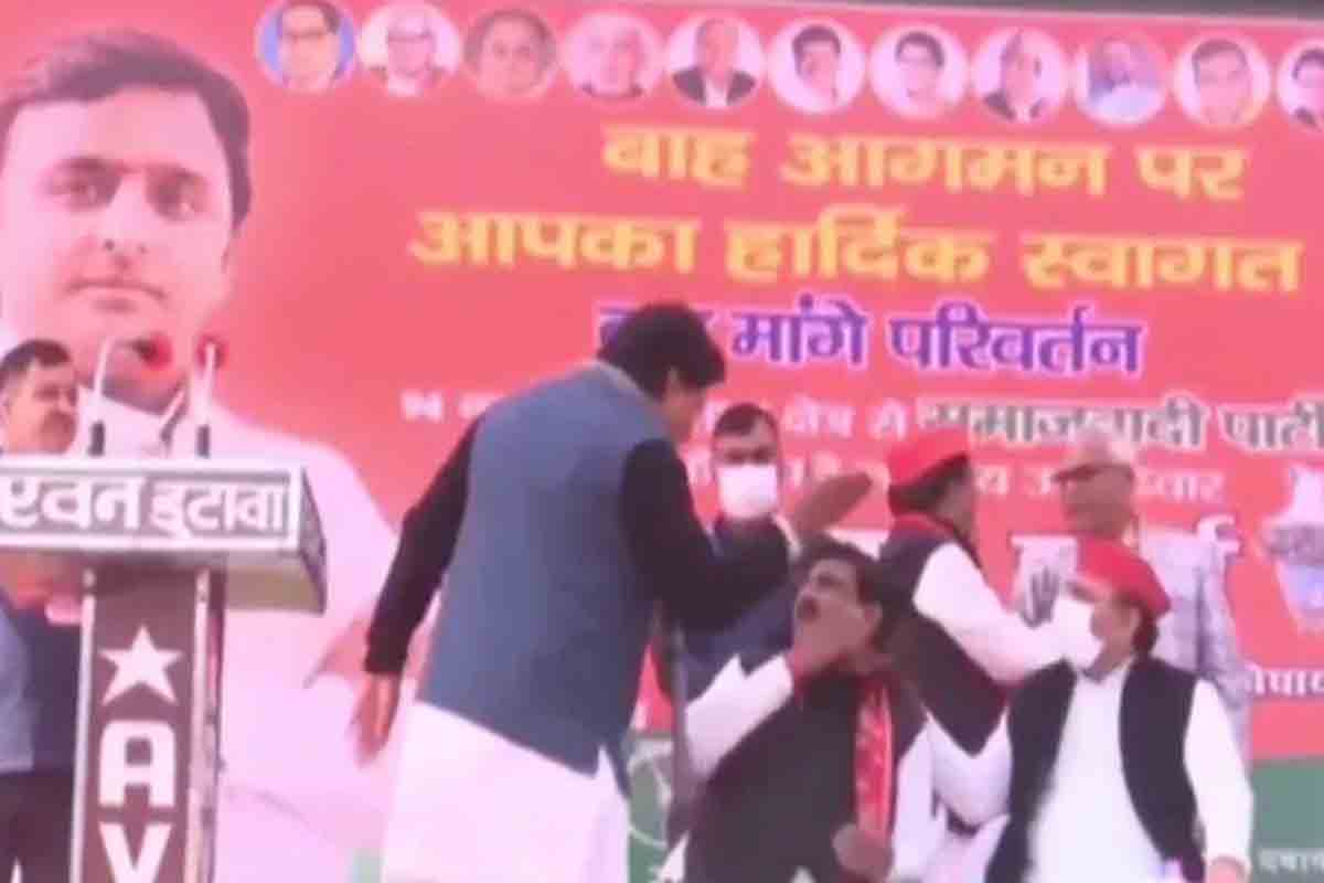 Watch: ఎస్పీ నేతను చెంపపై కొట్టబోయిన మరో నేత… అఖిలేష్‌ ఏం చేశారంటే?