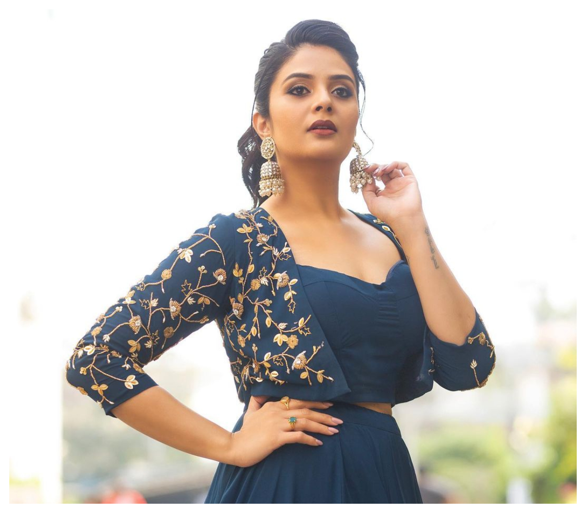 Sreemukhi | బ్లూ కలర్ డ్రెస్‌లో శ్రీముఖి మెస్మరైజింగ్ స్టిల్స్..