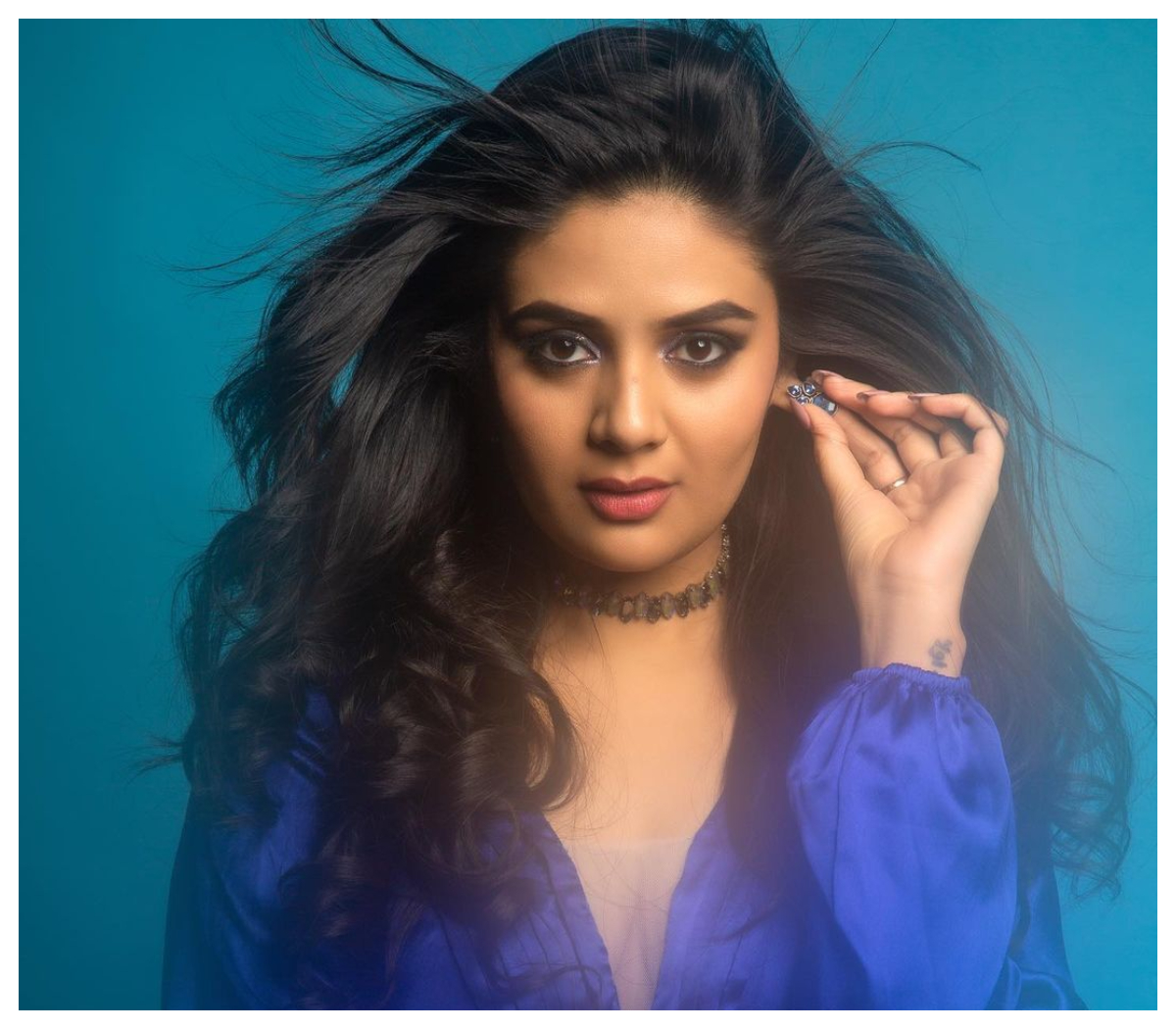 Sreemukhi | బ్లూ కలర్ డ్రెస్‌లో శ్రీముఖి పరువాలు..
