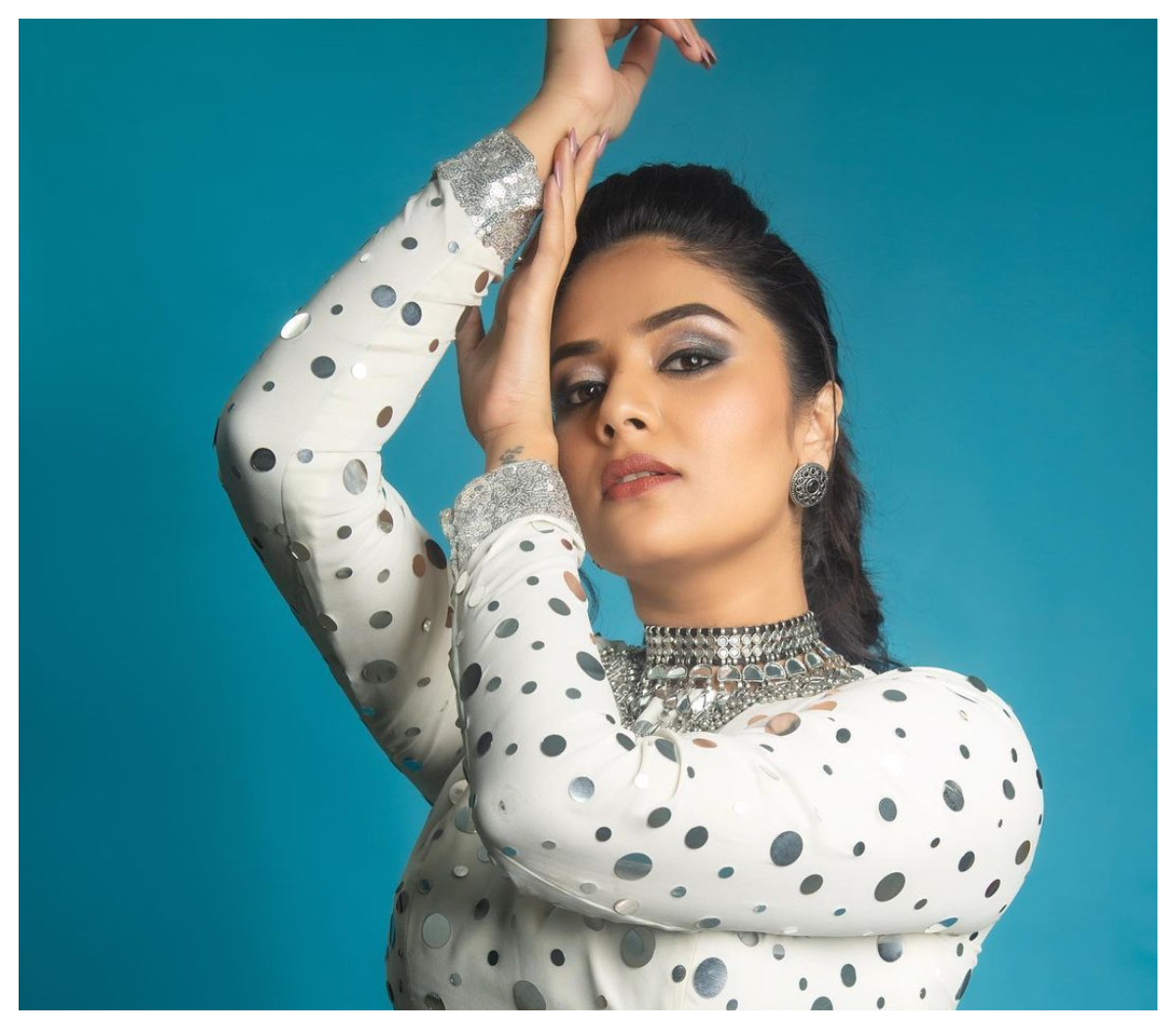 Sreemukhi | వైట్ కలర్ డ్రెస్‌లో శ్రీముఖి బ్యూటిఫుల్ ఫొటోషూట్..