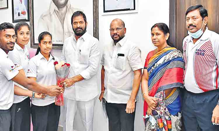 సెయిలర్లకు క్రీడా మంత్రి అభినందన