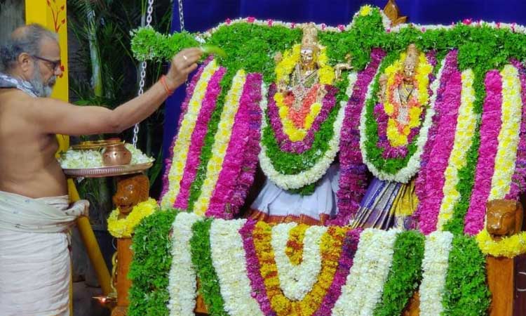 శ్రీశైలంలో వైభవంగా ఊయలసేవ