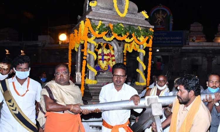 Srisailam temple | శ్రీగిరులపై భక్తుల సందడి.. వైభవంగా వెండి రథోత్సవం