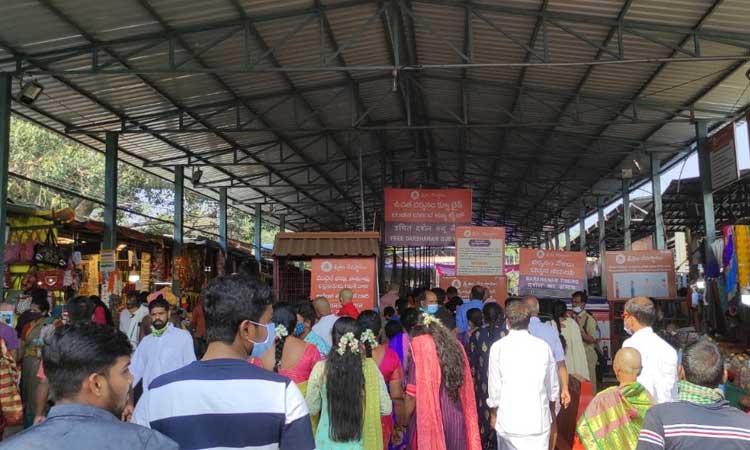 శ్రీశైలంలో భక్తుల సందడి..