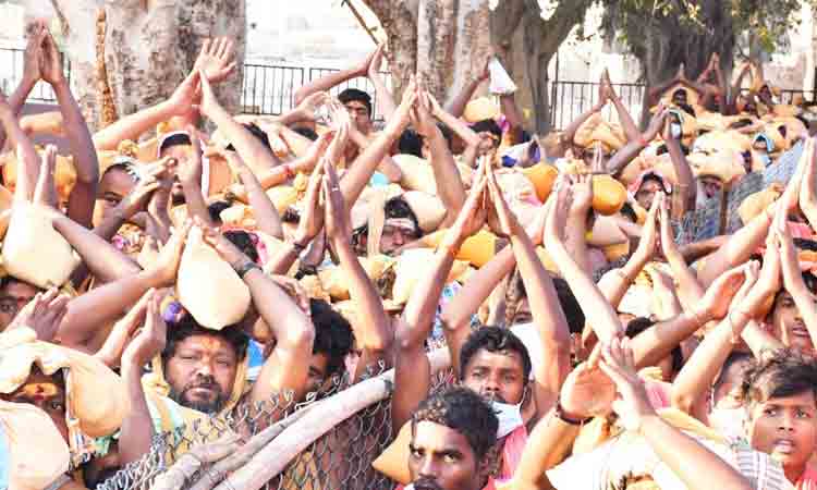 శ్రీశైలంలో భక్తుల కిటకిట.. ప్రతిఒక్కరికీ దర్శన భాగ్యం కల్పించేలా ఏర్పాట్లు