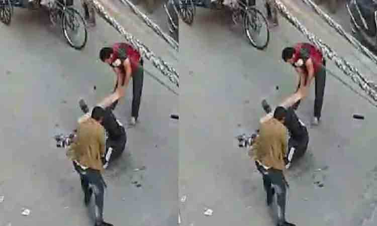 Viral Video: అంతా చూస్తుండగా, రోడ్డుపై దారుణంగా కొట్టారు… ఎక్కడంటే?