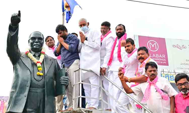 ఎమ్మెల్యే బాల్క సుమ‌న్ ఆధ్వ‌ర్యంలో బైక్ ర్యాలీ.. మోదీ దిష్టిబొమ్మ ద‌హ‌నం