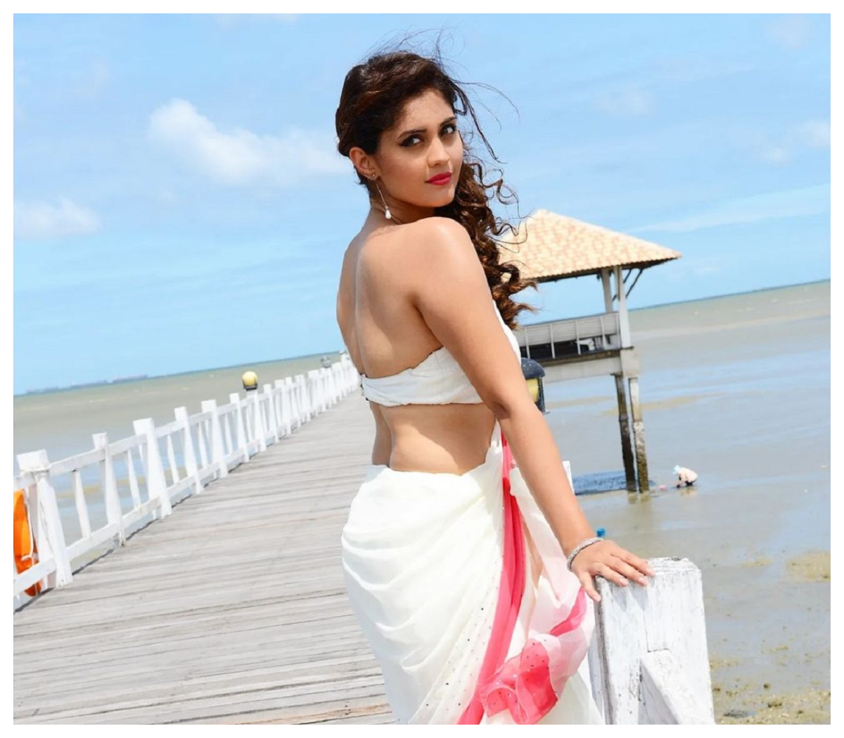 Surbhi Puranik | వైట్‌ డ్రెస్‌లో ఏంజెల్‌లా సురభి పురాణిక్..