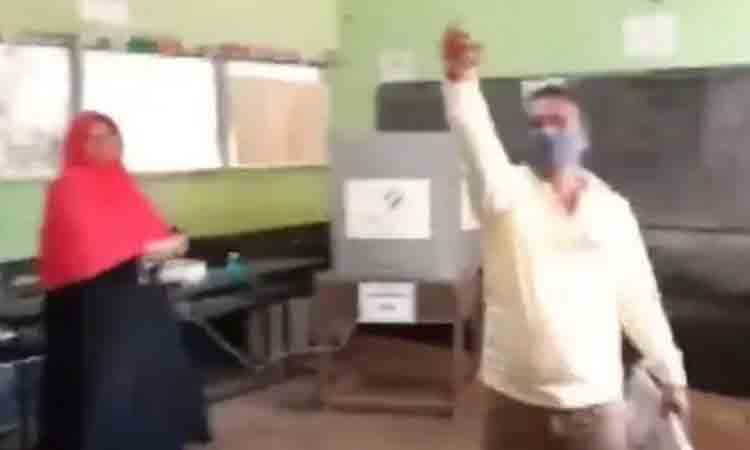 హిజాబ్ ధరించిన ముస్లిం మహిళ… పోలింగ్‌ బూత్‌లో అడ్డుకున్న బీజేపీ కార్యకర్త