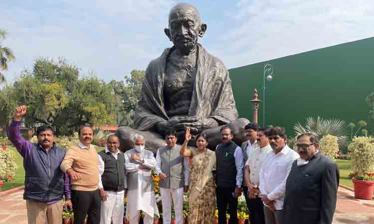 పార్ల‌మెంట్ ఆవ‌ర‌ణ‌లోని గాంధీ విగ్ర‌హం వ‌ద్ద టీఆర్ఎస్ ఎంపీల నిర‌స‌న‌