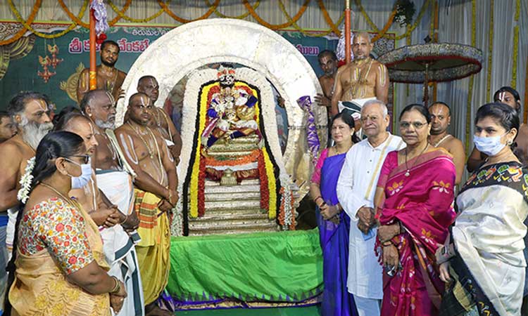 TTD | చంద్రప్రభ వాహనంపై వెన్న కృష్ణుడి అలంకారంలో కల్యాణ వెంకన్న