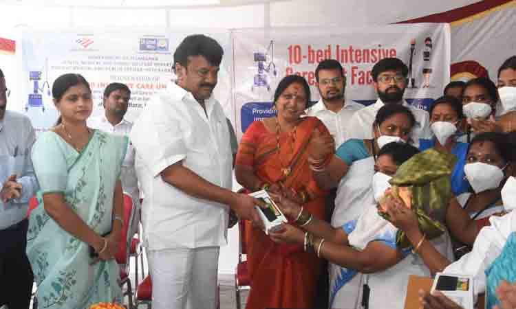 ఆశా వ‌ర్క‌ర్ల‌కు స్మార్ట్‌ఫోన్ల‌ను పంపిణీ చేసిన మంత్రి త‌ల‌సాని
