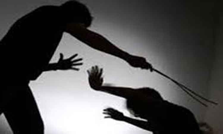 విద్యార్థిని కొట్టిన టీచర్‌.. పరిస్థితి విషమం