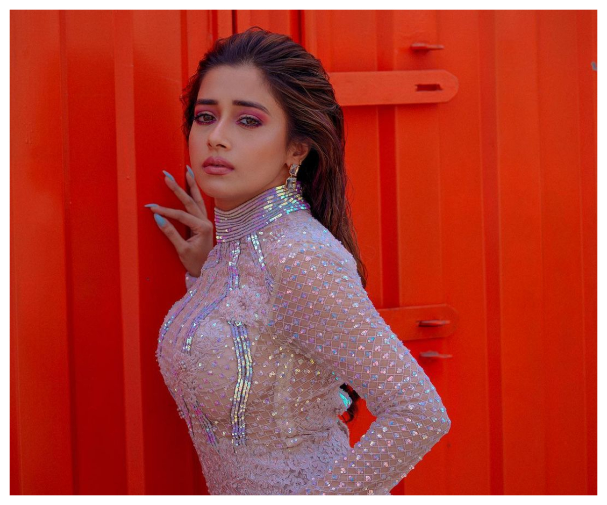 Tina Datta | వైట్ కలర్ డ్రెస్‌లో టీనా దత్తా హొయలు..