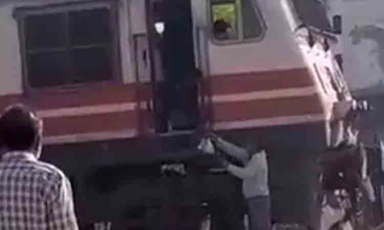 Viral Video: కచోరీల కోసం ఒక రైలు డ్రైవర్‌ ఏం చేశాడంటే!
