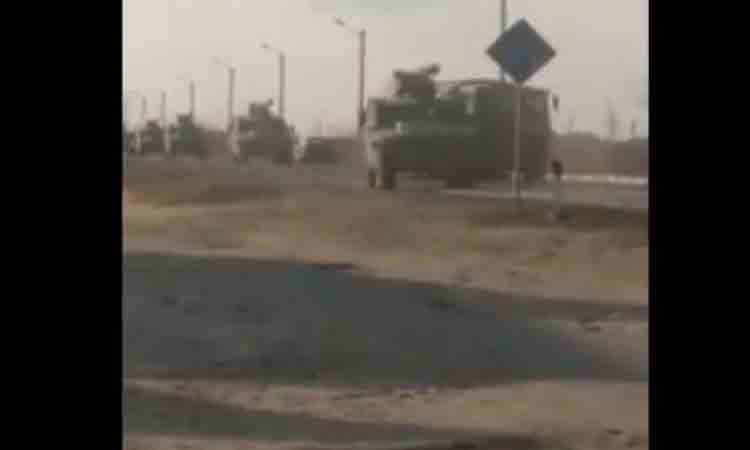 WATCH: రష్యా దళాలను నిలువరించేందుకు ఉక్రెయిన్‌ పౌరుడు ఏం చేశాడంటే?