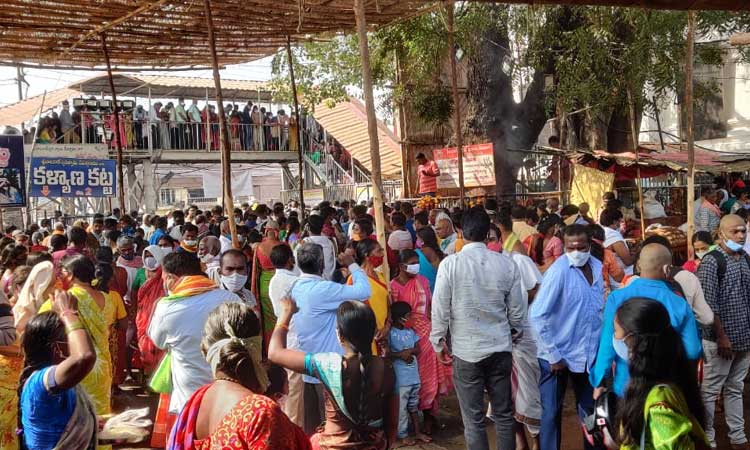 జనసంద్రమైన వేములవాడ రాజన్న ఆలయం