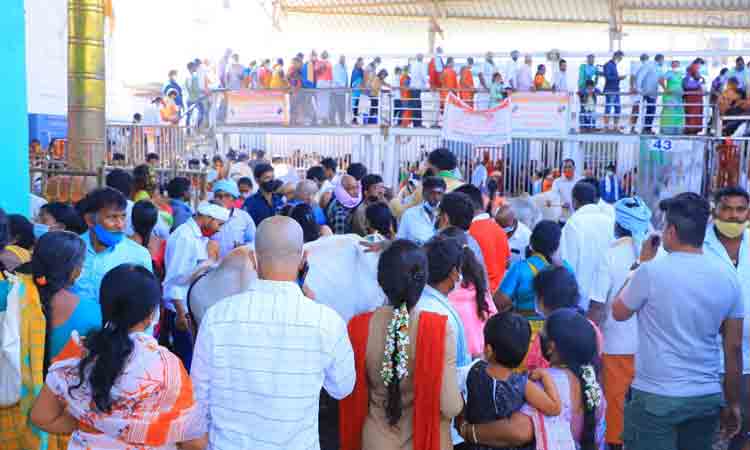 వేముల‌వాడ రాజన్న ఆల‌యానికి పోటెత్తిన భక్తజనం..