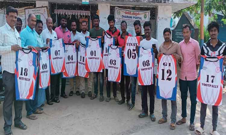 వాలీబాల్ క్రీడాకారులకు బహ్రెయిన్‌ టీఆర్‌ఎస్‌ శాఖ దుస్తుల పంపిణీ