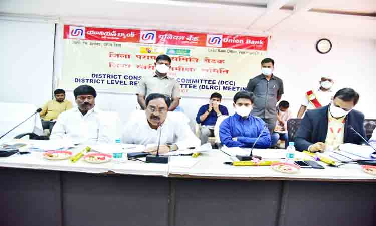 లక్ష్యానికి మించి బ్యాంకు రుణాలు