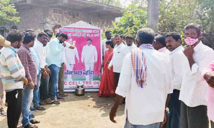 దళిత కుటుంబాల్లో కేసీఆర్‌ వెలుగులు