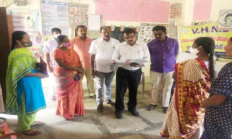 విలేజ్‌ పార్కుల అభివృద్ధిలో వేగం పెంచాలి