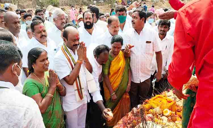 భక్తులతో కిక్కిరిసిన మినీ జాతరలు