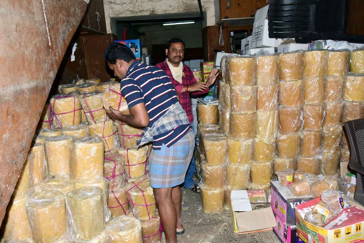 జోరుగా బెల్లం అమ్మకాలు