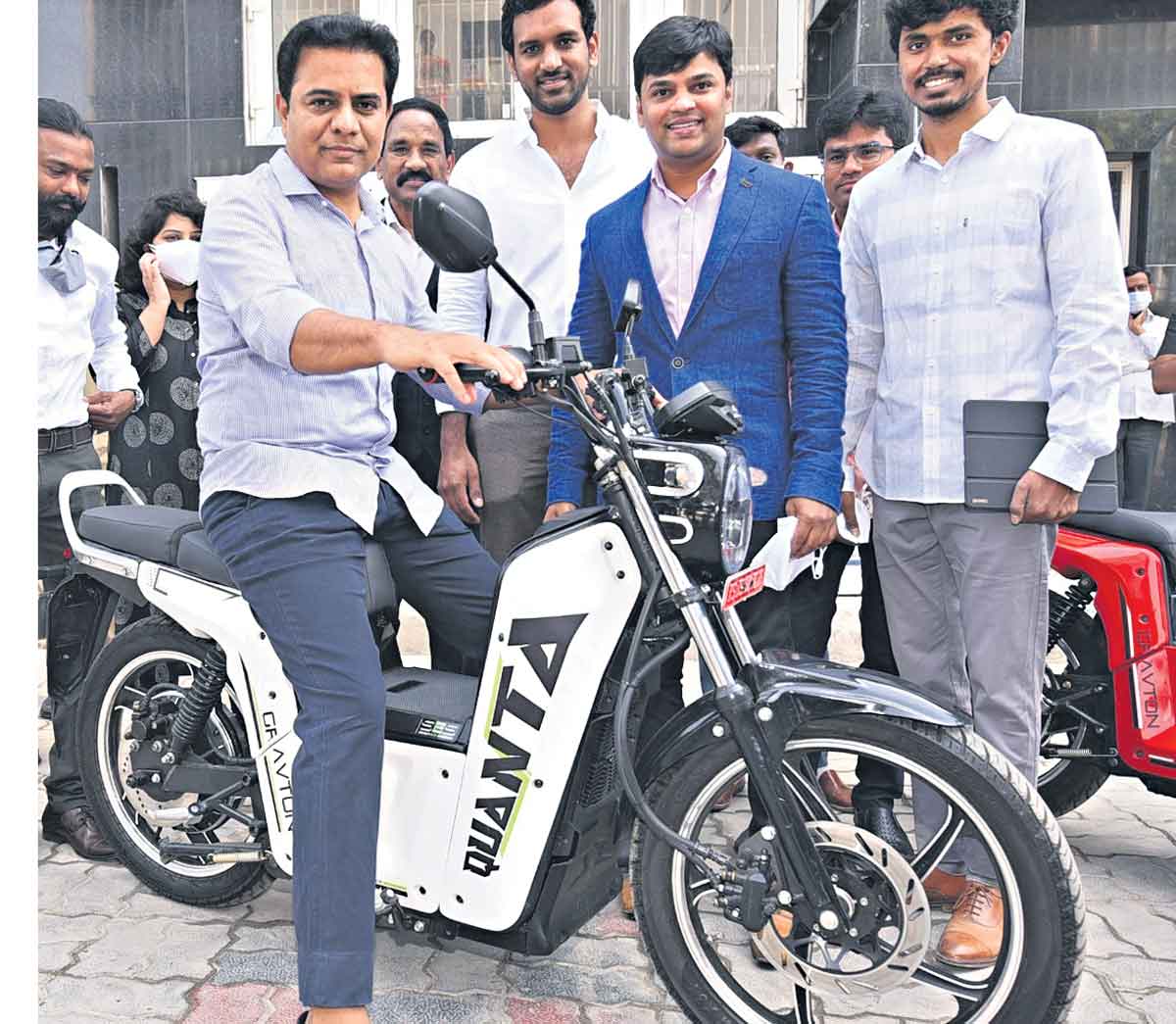 ఈవీపై ఆగకుండా 4011 కిలోమీటర్లు