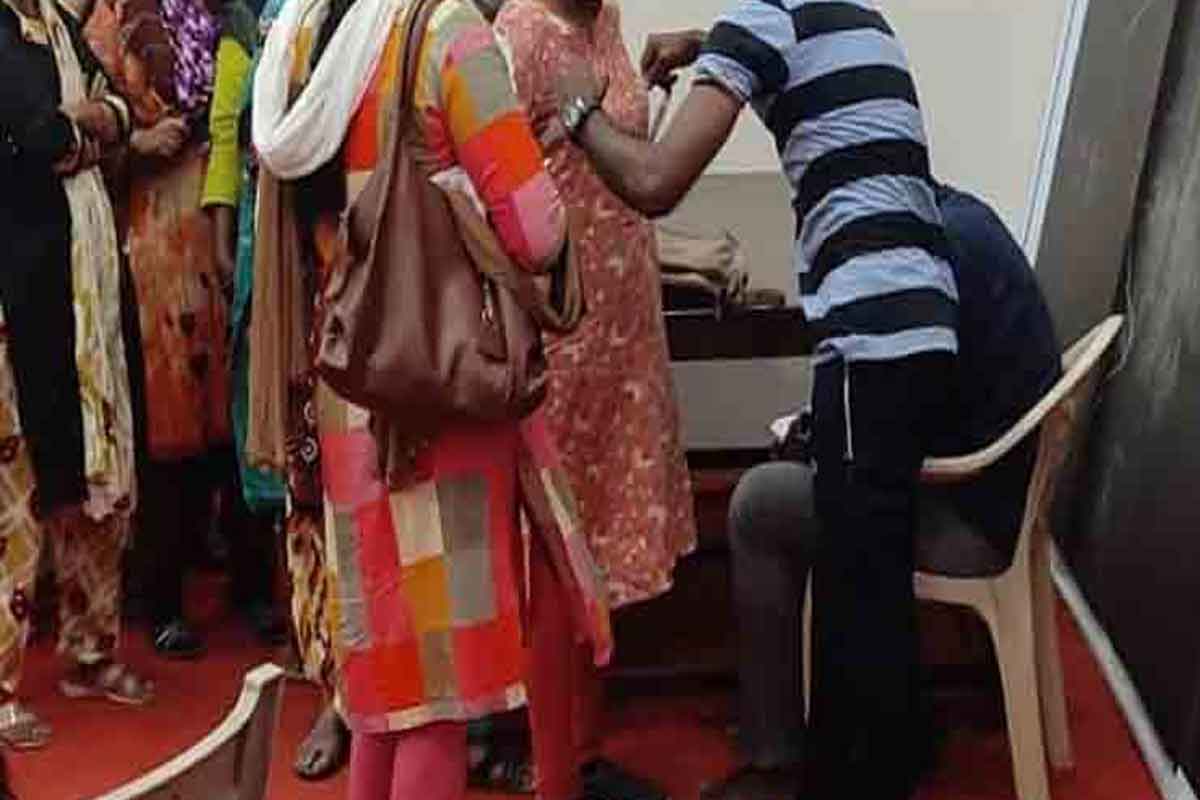 పురుషులతో మహిళా పోలీసుల కొలతలు.. వివాదాస్పదంగా పోలీసుల తీరు