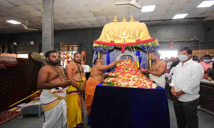 యాదాద్రీశుడికి లక్ష పుష్పార్చన