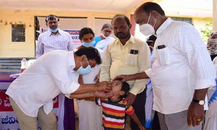 60,800మంది చిన్నారులకు పోలియో చుక్కలు