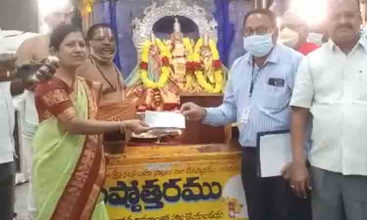 యాదాద్రి స్వర్ణతాపడానికి రూ.11 ల‌క్ష‌లు విరాళం