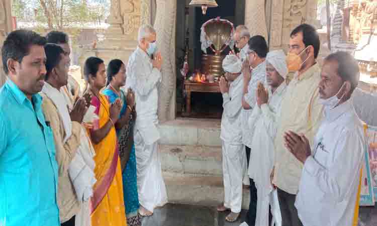 నాగోబా ఆలయంలో చైర్మన్‌ పూజలు