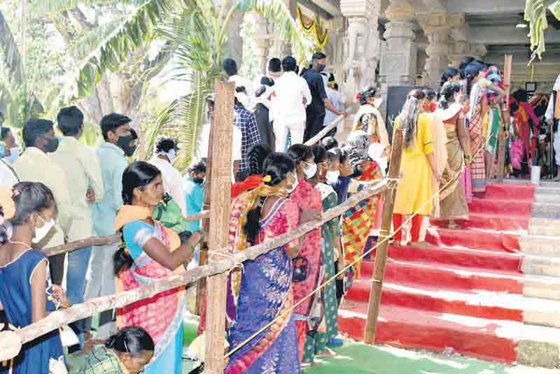 నాగోబాకు పోటెత్తిన భక్తజనం