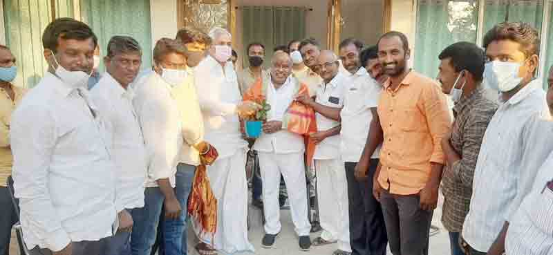 జోగు రామన్నను కలిసిన రాష్ట్ర డెయిరీ చైర్మన్‌