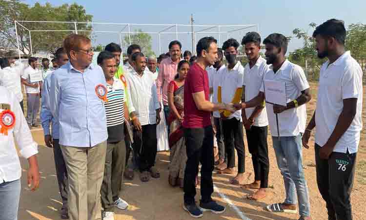 యువత వ్యసనాలకు దూరంగా ఉండాలి