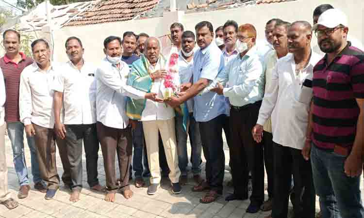 ఎమ్మెల్యేను కలిసిన మాజీ సైనికులు