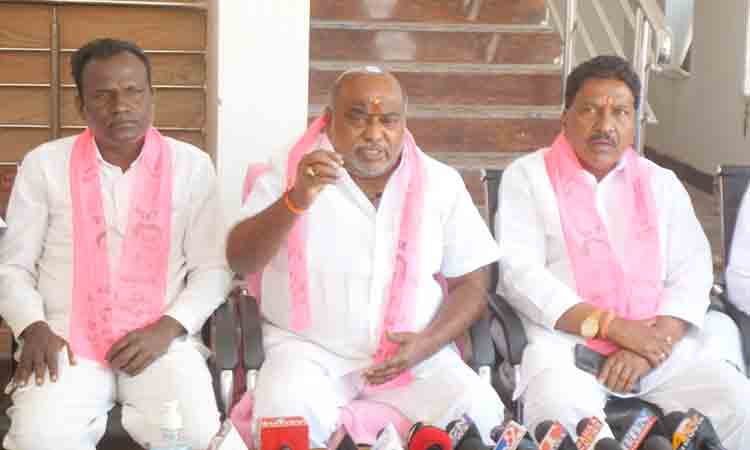 వెకిలిచేష్టలు మానుకోండి..