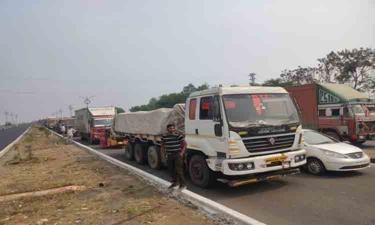 వాహనాలు తనిఖీ చేస్తుండగా..